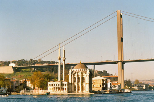 Blick auf die erste Brcke vom Schiff Istanbul