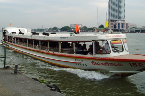 Chao Phraya Expressboat auf dem Menam