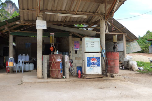 Tankstelle beim Khao Sok Nationalpark