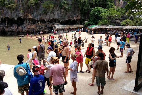 ein paar Touristen auf Ko Phing Gan