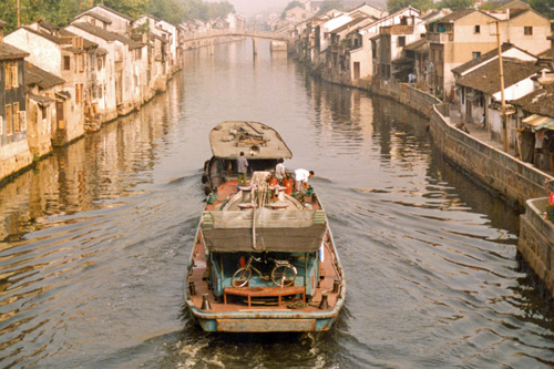 Ein Schiff auf dem Kaiserkanal