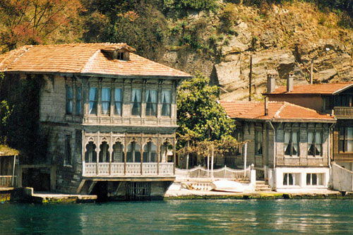 alte Holzhuser am Bosporus Istanbul