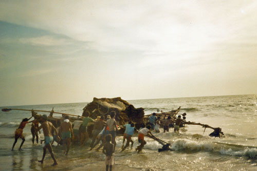 Fischerboot am Strand von Baga