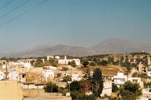 Blick auf Pitsidia und die Kirche