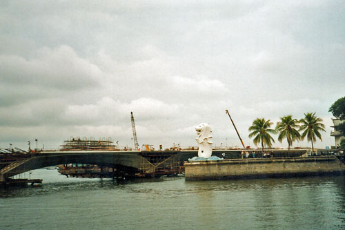 am Singapore River Blick auf den Merlion