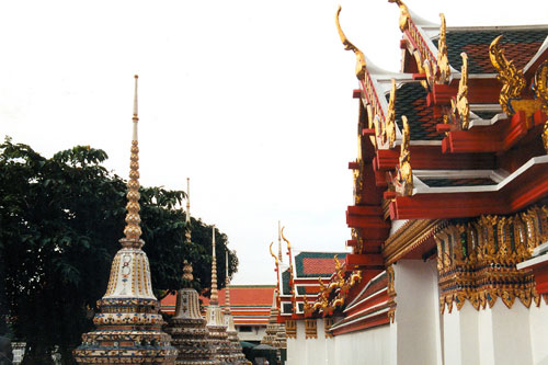 Chedis und Dachspitzen im Tempelgelnde des Wat Pho