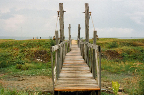 Holzbrcke am Strand von Karon