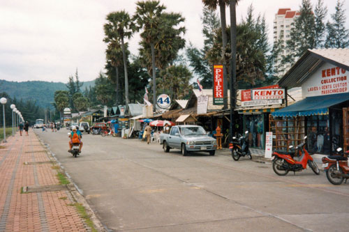 Strandstrae in Karon