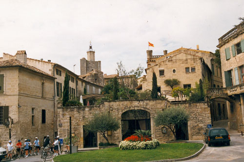 Uzes