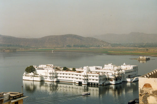 Blick vom City Palace auf Udaipur