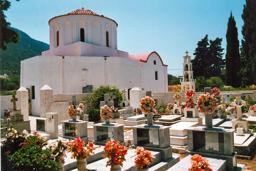 Kirche und Friedhof in Salakos