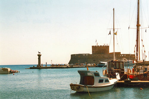 Am Mandraki Hafen in Rhodos Stadt