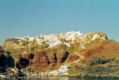 Anfahrt mit dem Schiff in Santorin