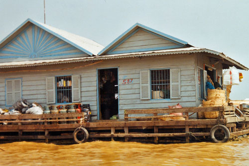 Haus auf dem Tonle Sap