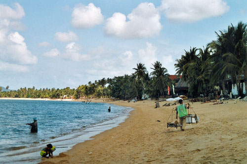 Strand in Maenam