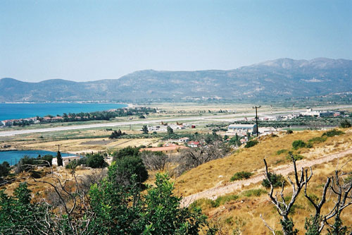 Blick auf den Flughafen vom Kloster Spiliani