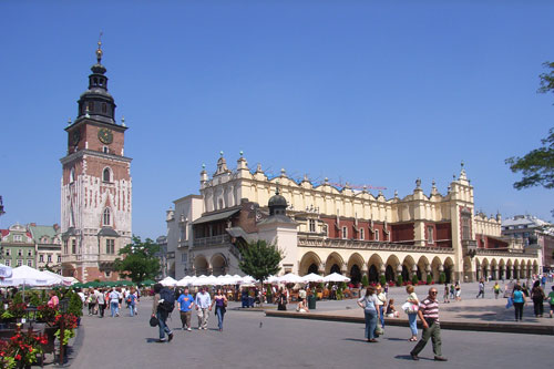 Marktplatz mit den Tuchhallen