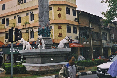 Katzendenkmal in der Jalan Padungan