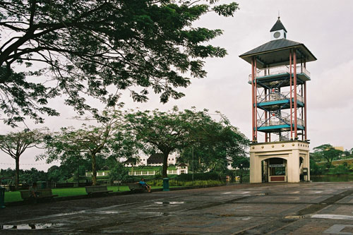 Feuermeldeturm am Ufer des Sarawak Flusses