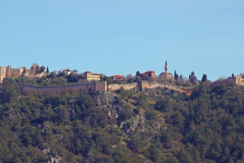 Blick vom Schiff auf die Burg