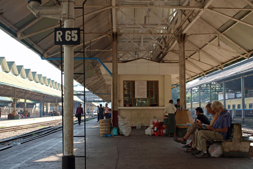 Bahnsteig in Yangon