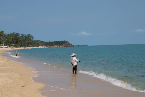 am Strand von Maenam