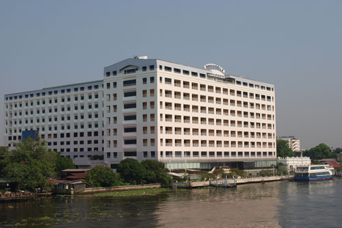 Blick auf das Royal River von der Krung Thon Bridge