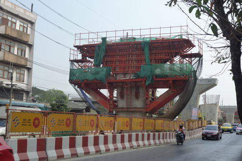 Hochbahnbaustelle in der Thanon Charansanitwong