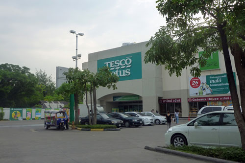 Tesco Lotus  in der Thanon Charansanitwong