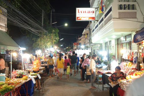 Nachtmarkt in Maenam