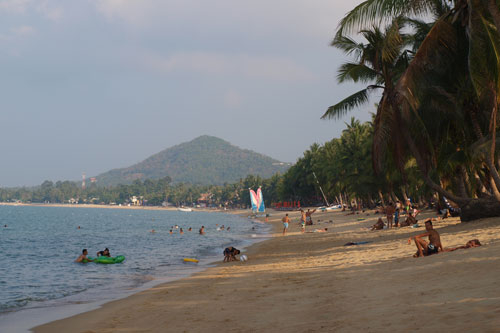 der Strand in Maenam