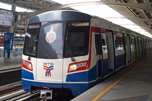 Skytrain an der Haltestelle Saphan Taksin