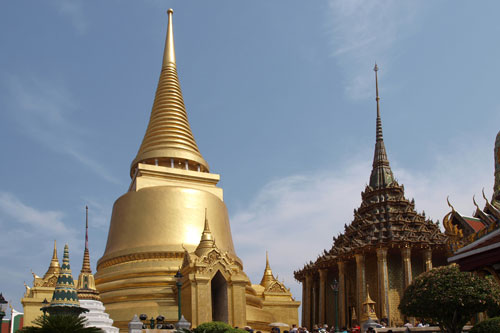 Phra Si Ratana Chedi und Phra Mondop (Bibliothek)