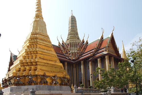 Chedi mit Dmonen am Royal Pantheon