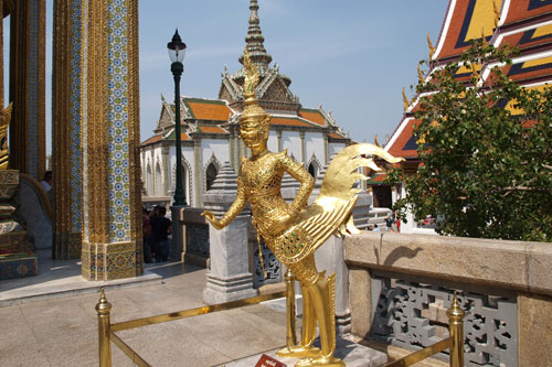 Vergoldete Statue eines mythologischen Wesens