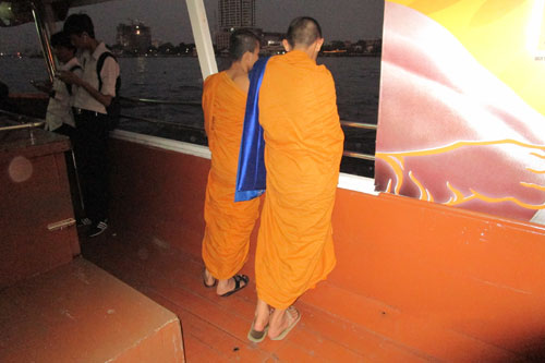 zwei Mnche auf dem Expressboot an der Krung Thon Bridge