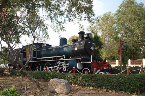 alte Lok vor dem Bahnhof von Lopburi