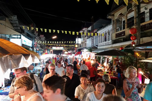 Donnerstagsnachtmarkt in Maenam