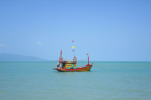 Fischerboot am Maenam Strand