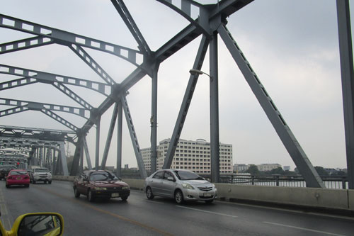 im Taxi auf der Krung Thon Bridge