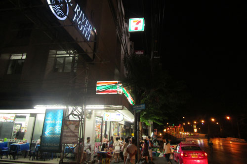 7 eleven Thanon Ratchawithi / Ecke Soi Charansanitwong