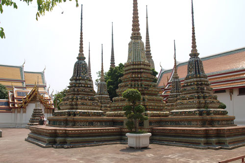 Einige der insgesamt 71 Chedis im Wat Po