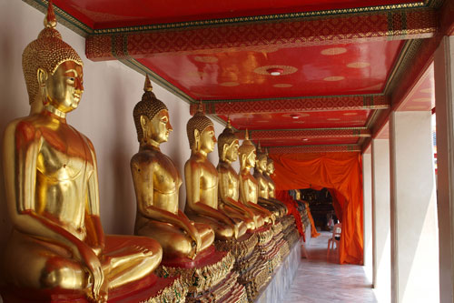 Reihe von sitzenden Buddha-Statuen im Wat Po