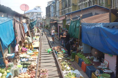 Fahrt durch den Markt von Maeklong