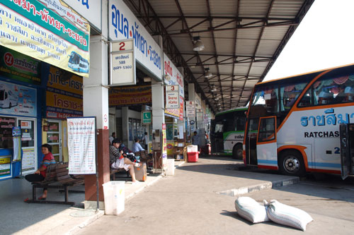 auf dem Busbahnhof in Nakhon Rachasima