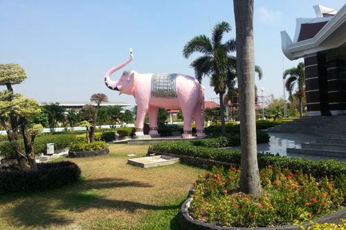 seltsamer rosa Elefant am Wat Pha Ban Kho