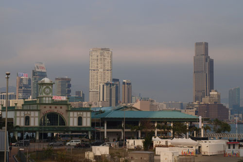 Blick vom Ferry Skywalk auf Star Ferry Pier