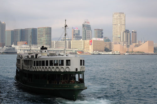 am Central Star Ferry Pier mit Blick auf Kowloon