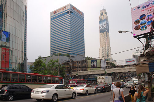 Thanon Ratchadamri mit Blick auf Baiyoke