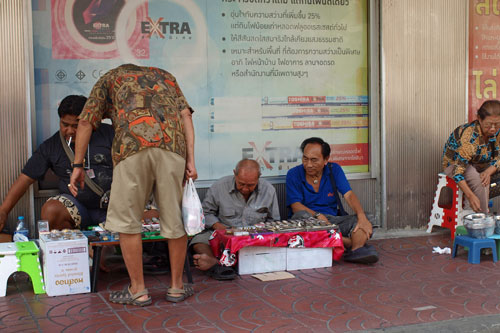 Tuk Tuk Fahrt von Rachawong Pier zum Bahnhof Hualompong